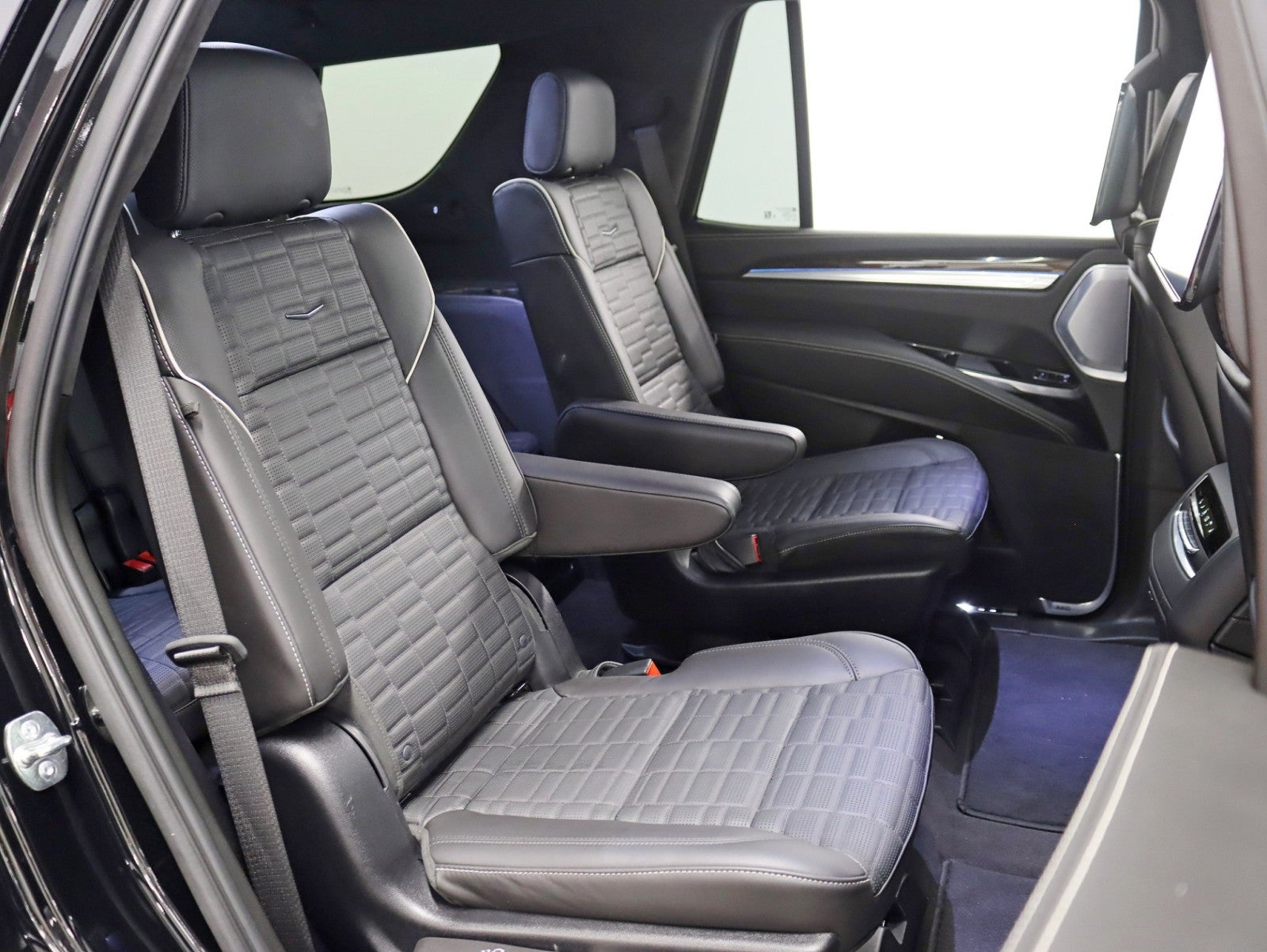 2025 Cadillac Escalade 4WD Sport Platinum 1 Owner Onyx Pkg Bucket seats Rear Entertainment Power Boards MSRP Over $127k Fully Loaded