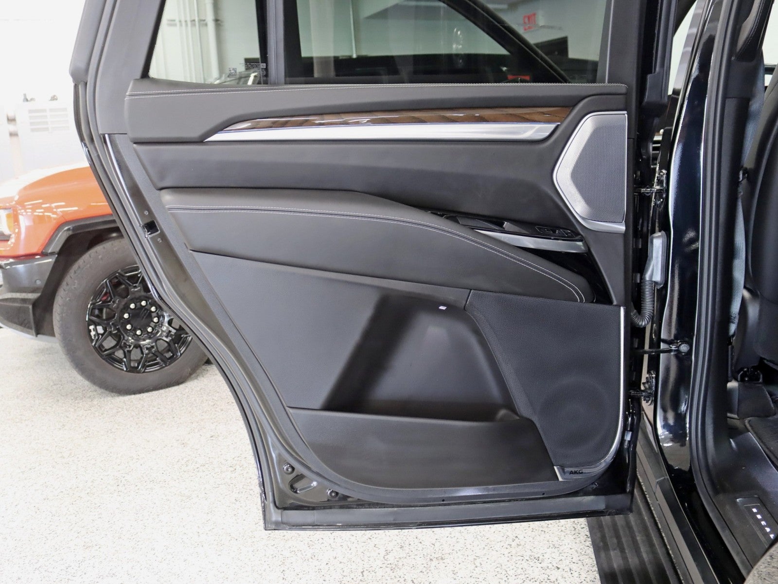 2025 Cadillac Escalade 4WD Sport Platinum 1 Owner Onyx Pkg Bucket seats Rear Entertainment Power Boards MSRP Over $127k Fully Loaded