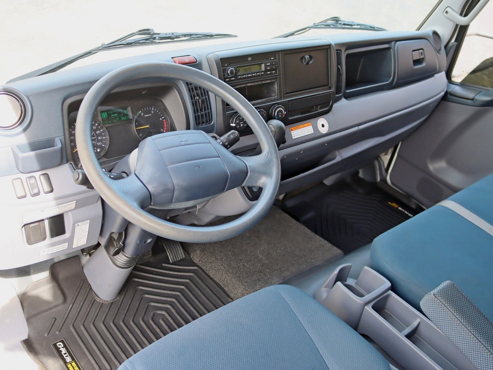 2013 Mitsubishi Fuso 2 Owner 34k miles Box Truck