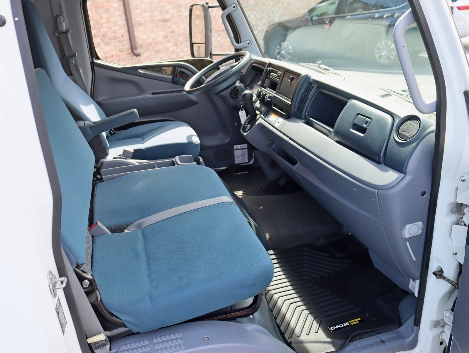 2013 Mitsubishi Fuso 2 Owner 34k miles Box Truck