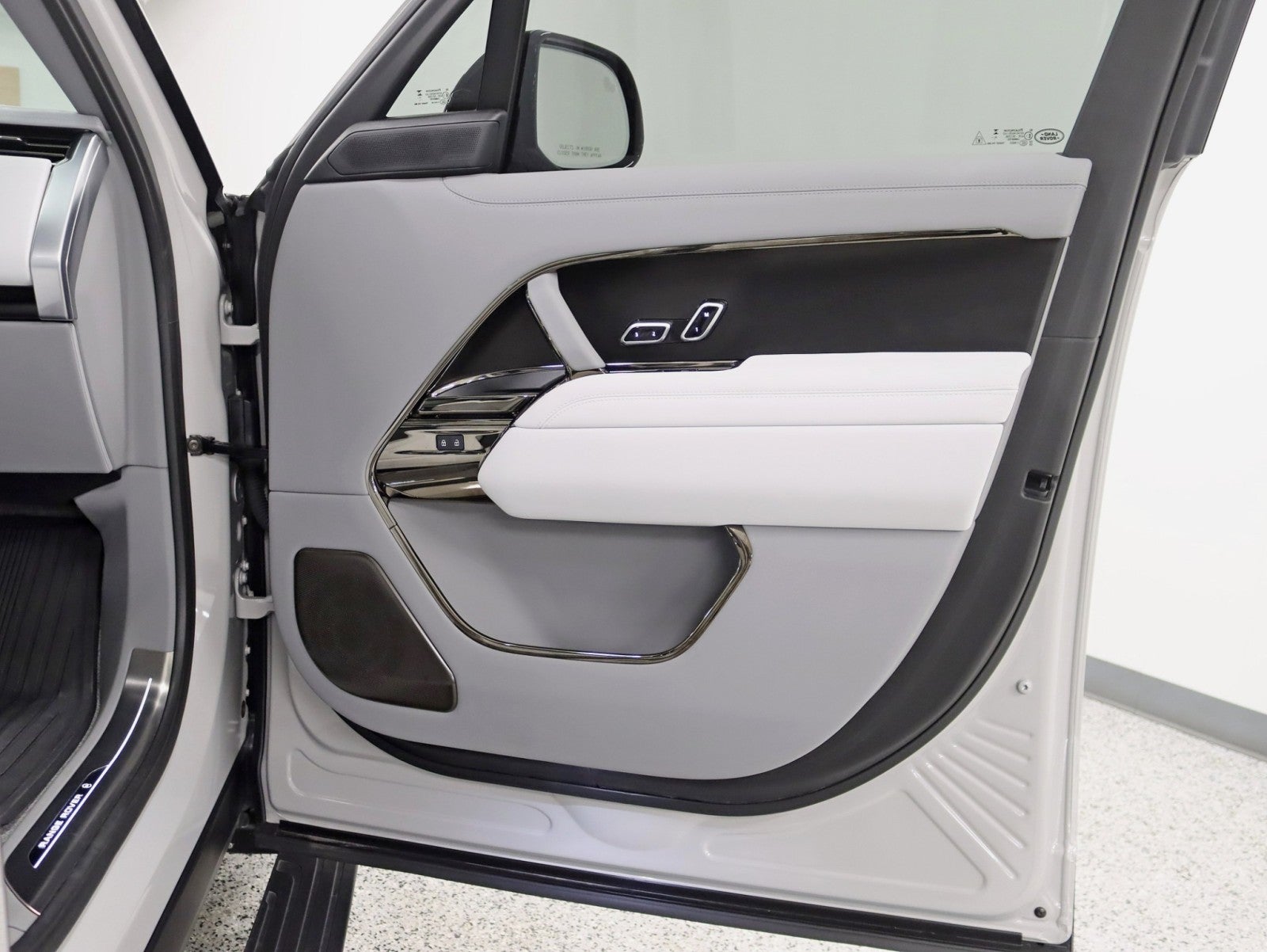 2025 Land Rover Range Rover SV Power boards 24in Avorza Monoblock Wheels MSRP Over $228k Fully