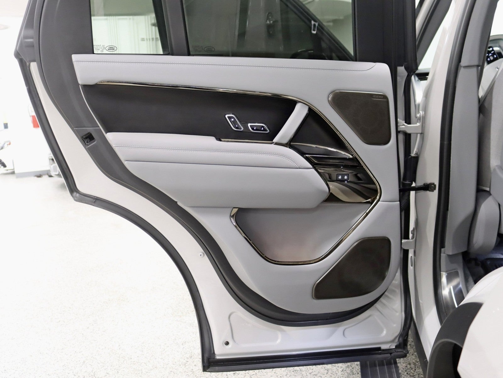 2025 Land Rover Range Rover SV Power boards 24in Avorza Monoblock Wheels MSRP Over $228k Fully