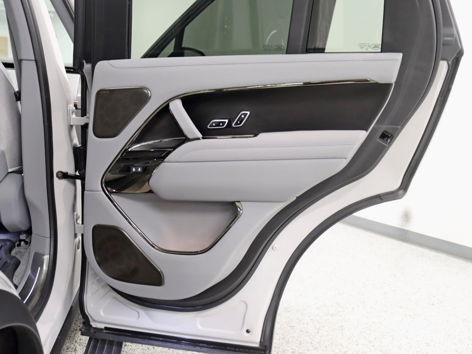 2025 Land Rover Range Rover SV Power boards 24in Avorza Monoblock Wheels MSRP Over $228k Fully