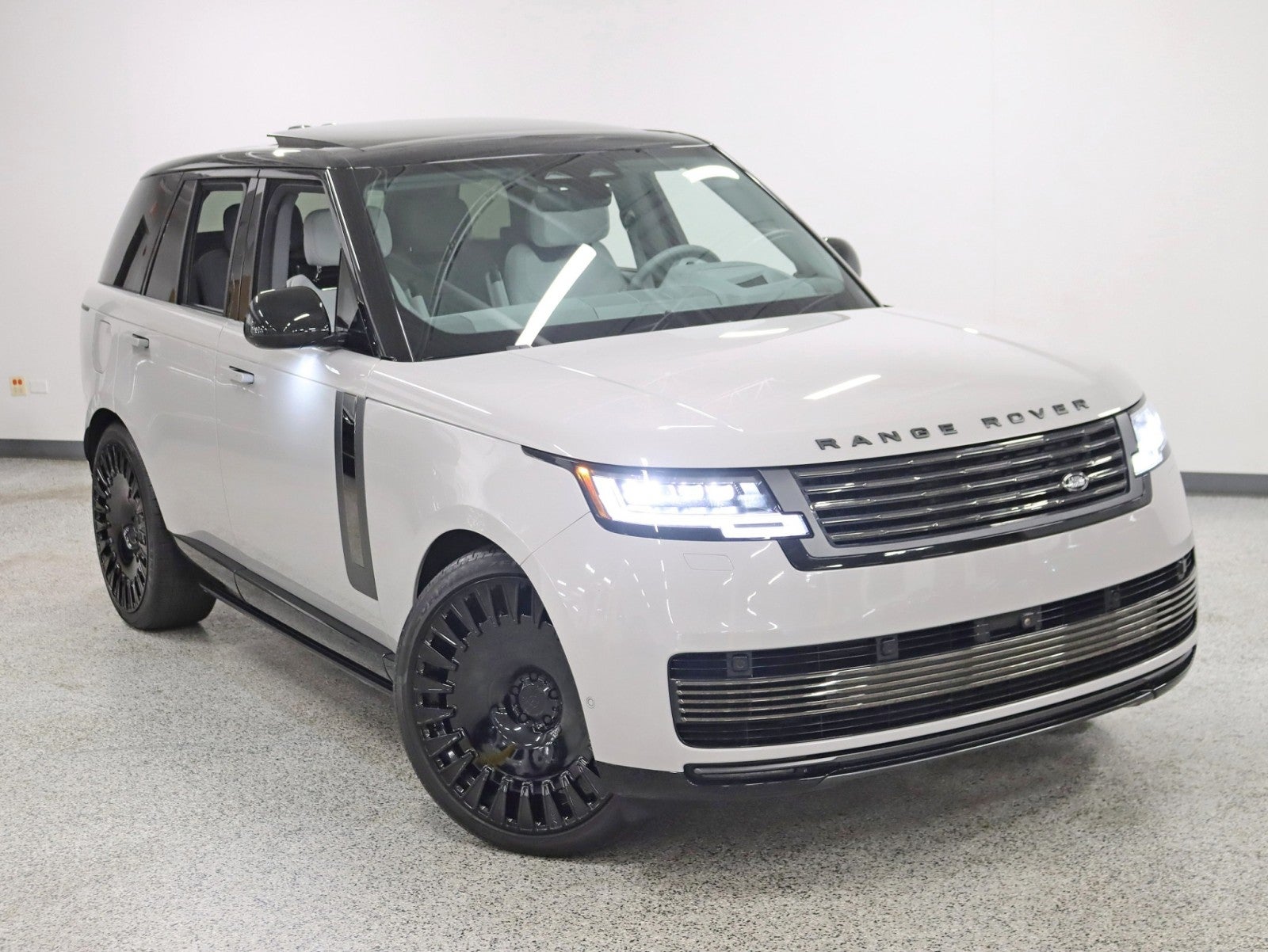 2025 Land Rover Range Rover SV Power boards 24in Avorza Monoblock Wheels MSRP Over $228k Fully