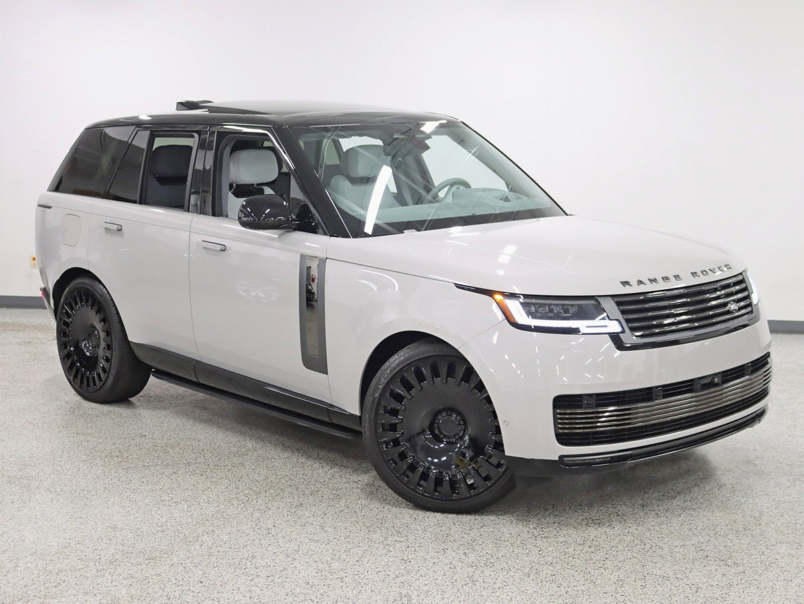 2025 Land Rover Range Rover SV Power boards 24in Avorza Monoblock Wheels MSRP Over $228k Fully