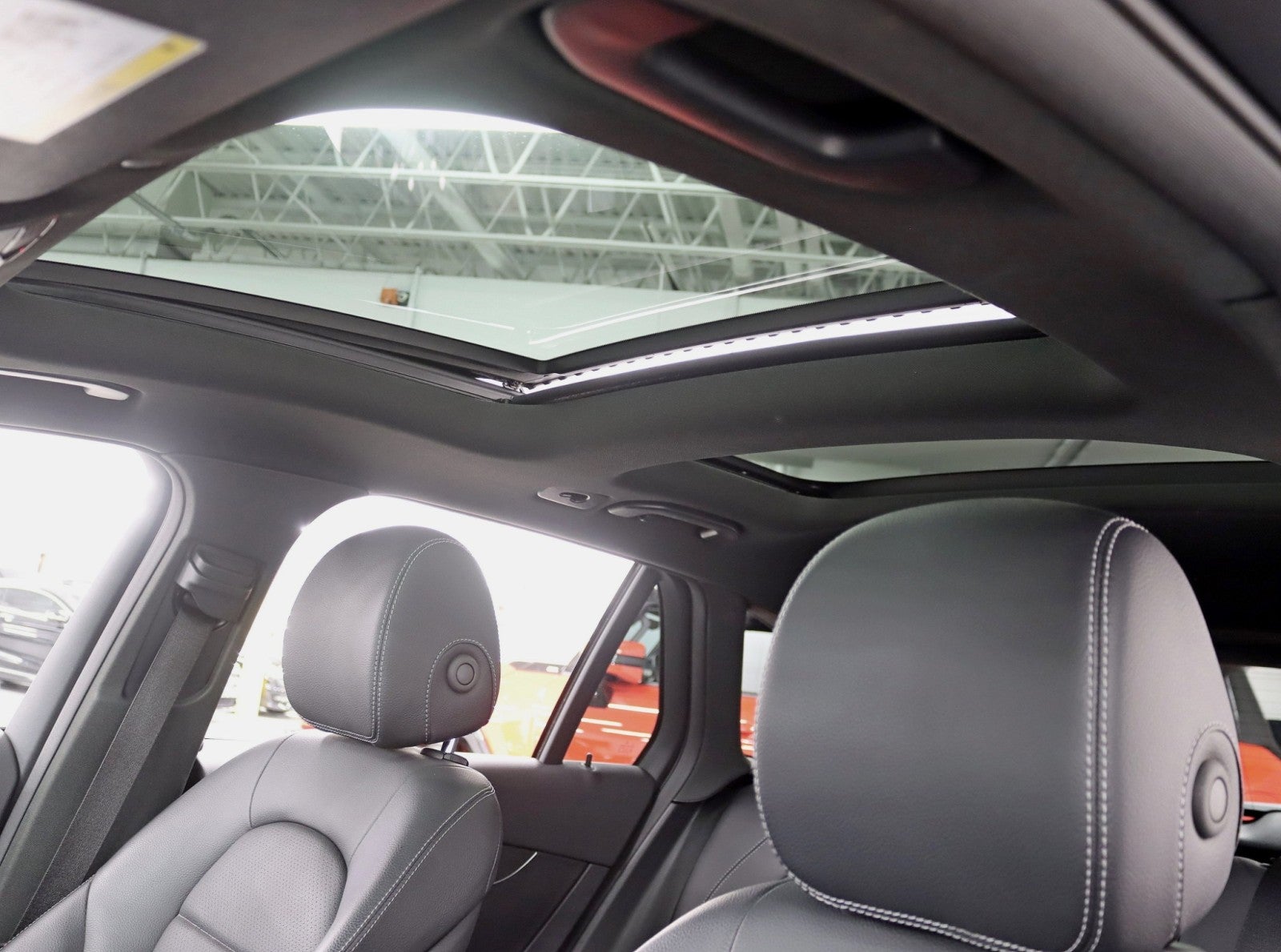 2022 Mercedes-Benz GLC 300 4MATIC® 2 Owner Pano Nav back Up Camera 12.3in Cluster Loaded