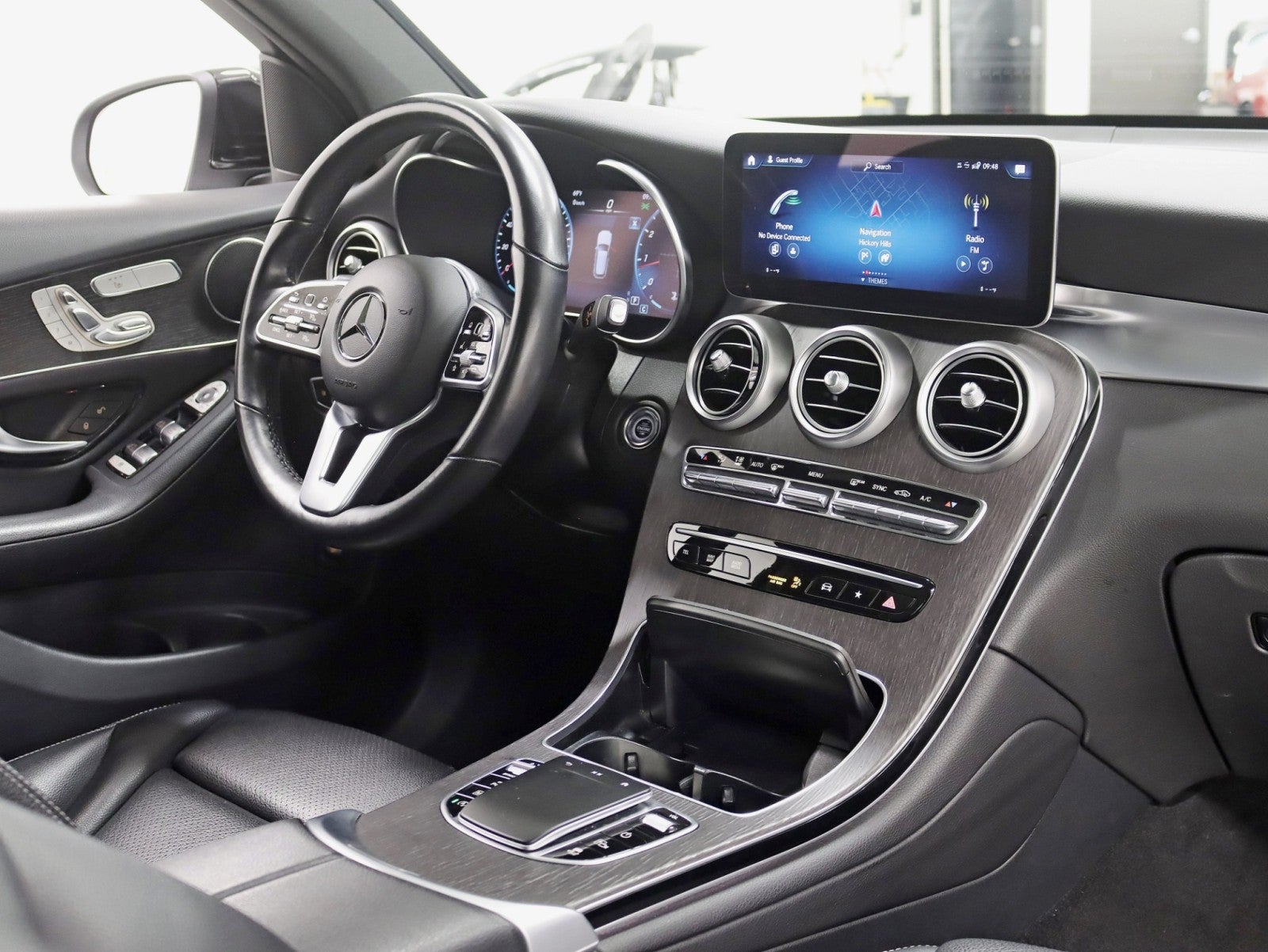 2022 Mercedes-Benz GLC 300 4MATIC® 2 Owner Pano Nav back Up Camera 12.3in Cluster Loaded
