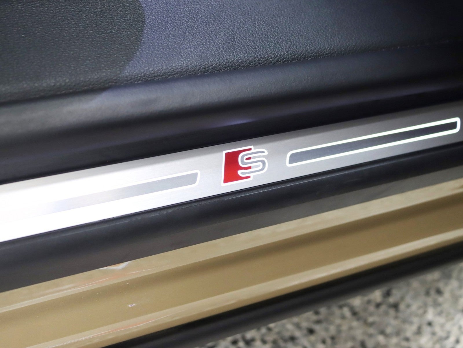 2025 Audi SQ8 Premium Plus 1 Owner 23in Wheel Pkg S Sport Pkg Executive Pkg Black optic Pkg Huge MSRP Over $113k