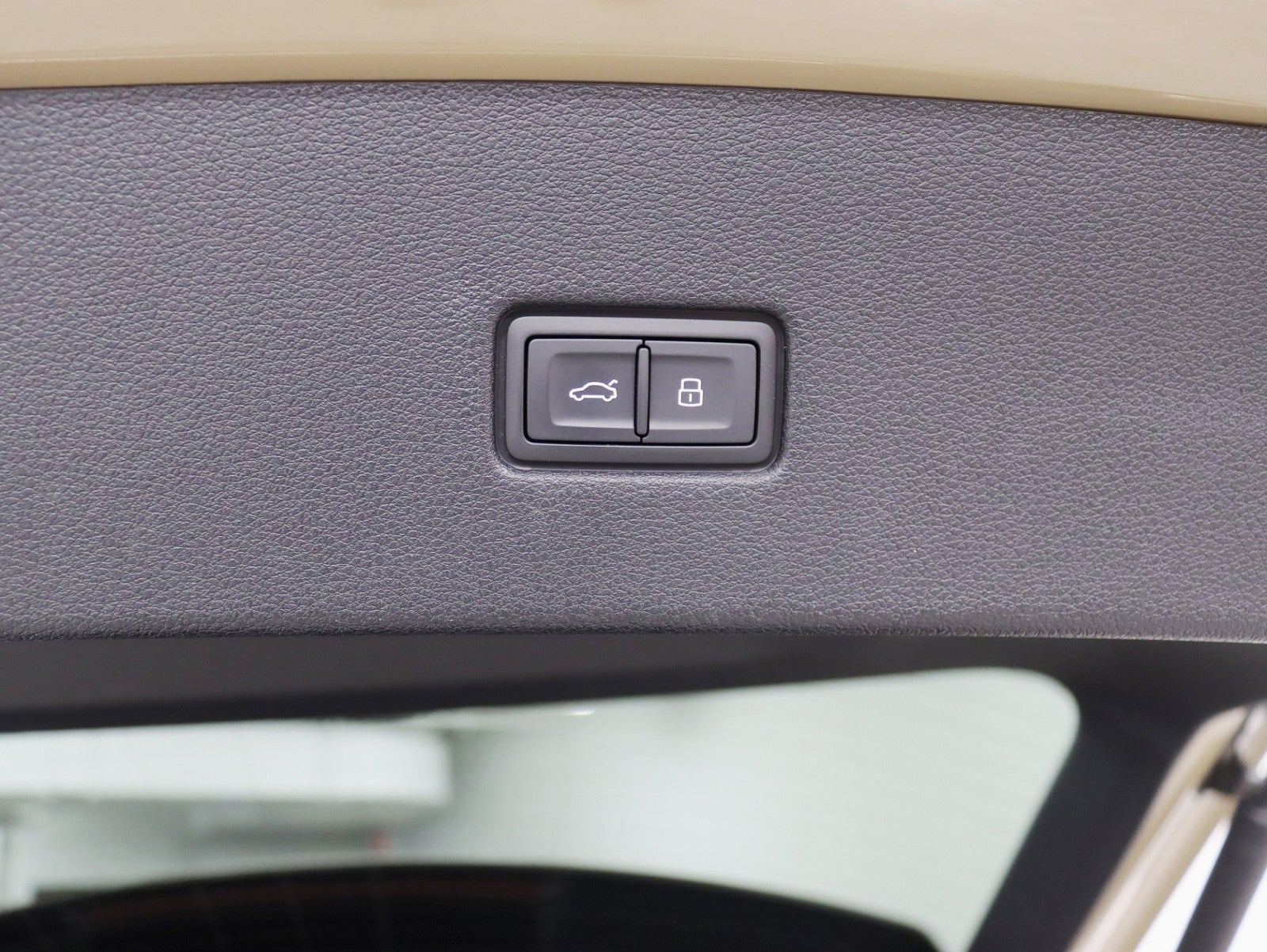 2025 Audi SQ8 Premium Plus 1 Owner 23in Wheel Pkg S Sport Pkg Executive Pkg Black optic Pkg Huge MSRP Over $113k